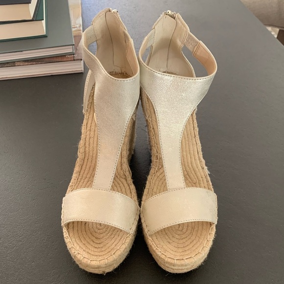 Kenneth Cole NY Olivia T Strap Espadrille Wedge Sandal Ice Leather - Picture 3 of 10